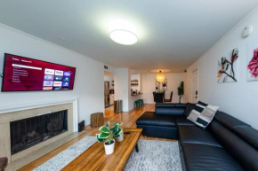 Mins to Broadway Large 2Br-2Ba family unit for up to 6 guests with Private Balcony and Optional private parking